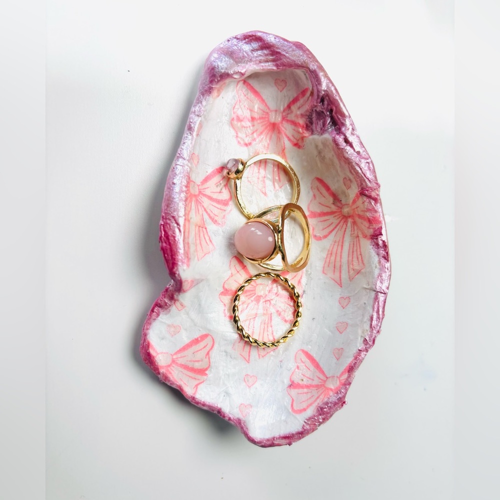 Handcrafted oyster shell ring dish with pink bow decoupage design. - Picture 3 of 4